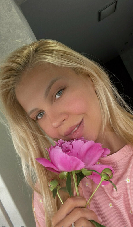 angela smith adult model pics