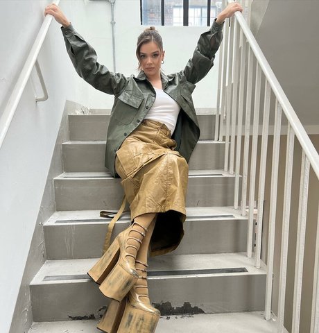 lesbian kissing onlyfans hd img