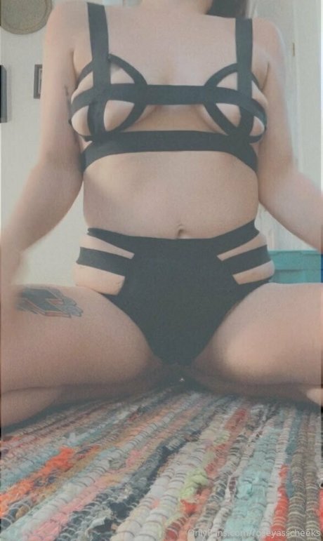 roseyasscheeks hot pornstar pics