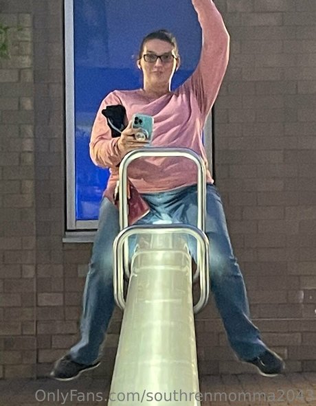 southrenmomma2043 model top photo