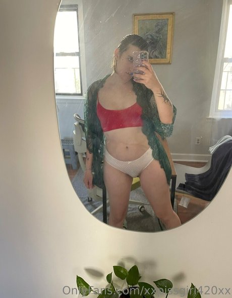 xxpissgirl420xx art model picture