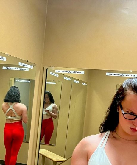 MuscleMommy002 hot actress picture