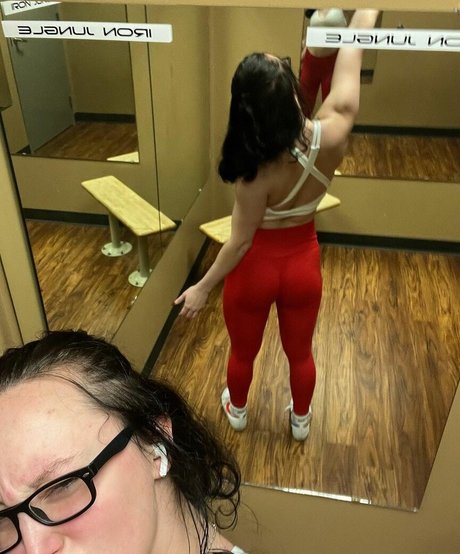 MuscleMommy002 model adult photo