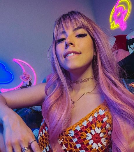 Luna Bloom pretty actress photos