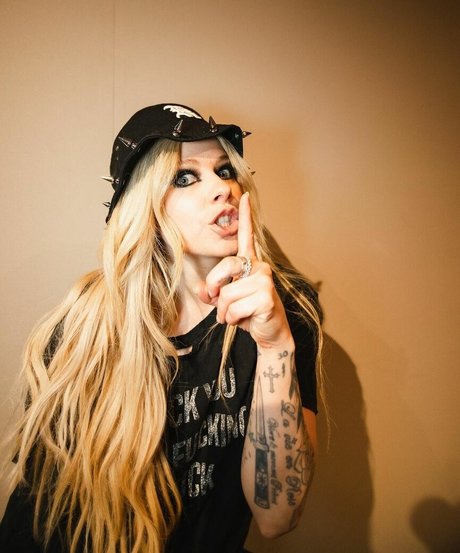 Avril Lavigne xxx pornstar photos