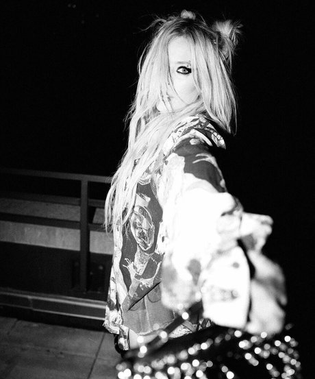 Avril Lavigne sexy actress img