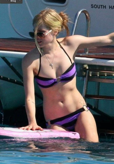 Avril Lavigne model top image