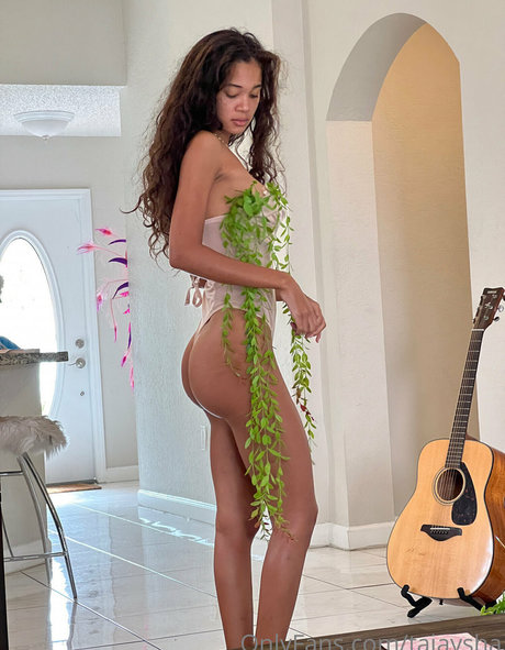 Tai Aysha exclusive model picture