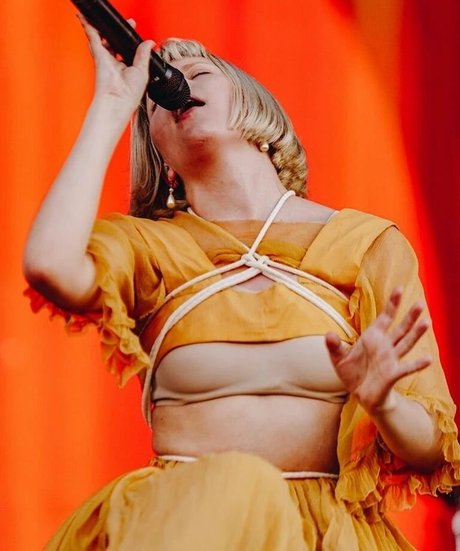 Aurora Aksnes Profile pic