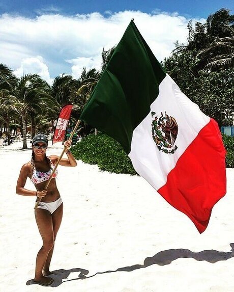 Sexy Cheerleaders model nude pic