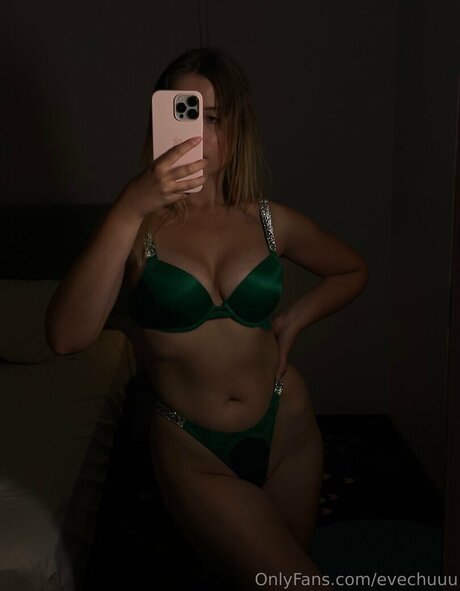 Ewazuzanna model perfect image