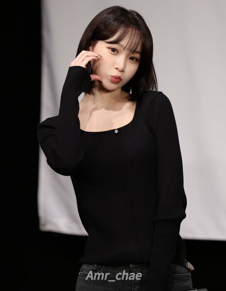 Kim Chaewon star erotic img