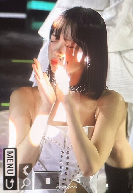 Kim Chaewon hot star pics