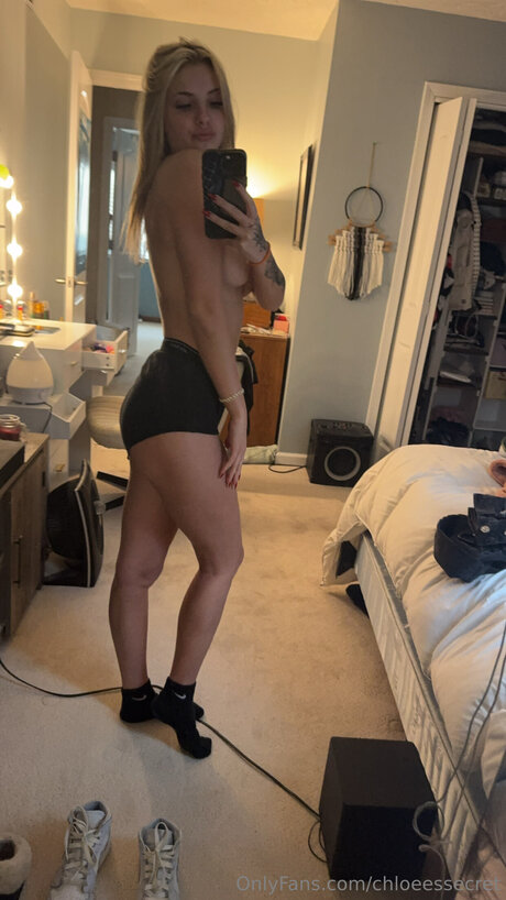 chloeessecret model top photo