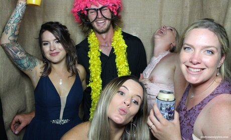 Photobox Flashes star porn pictures