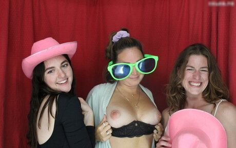 Photobox Flashes model pornographic pictures