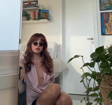 Liv Resenhas model art photo