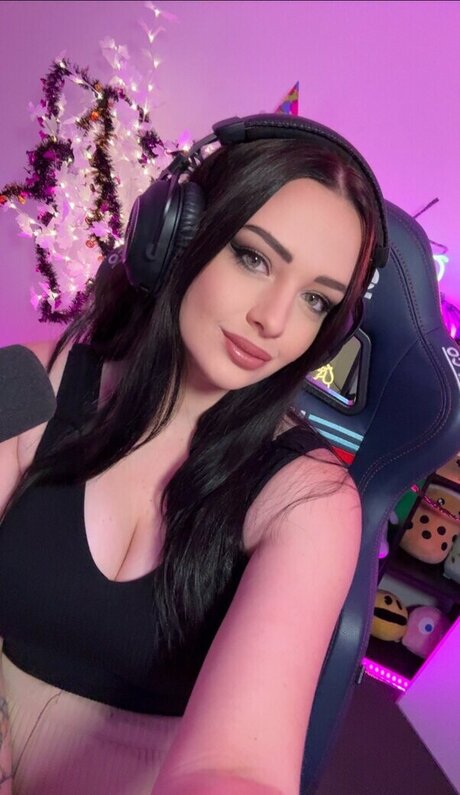 Eleanorsaur naked pornstar photo