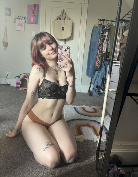 flowersinskylar nudes model image