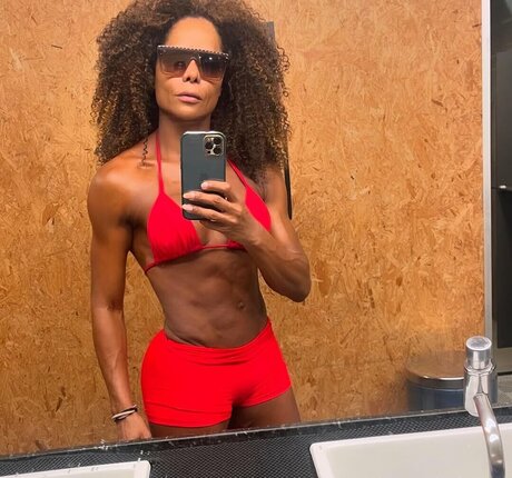 Adriana Bombom perfect star image