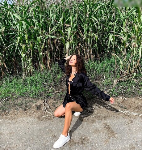 Jesina Amweg nice actress pics