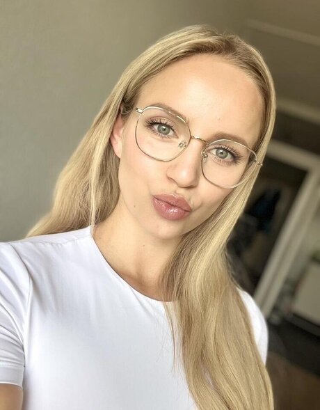 baebaezoe porn model photo