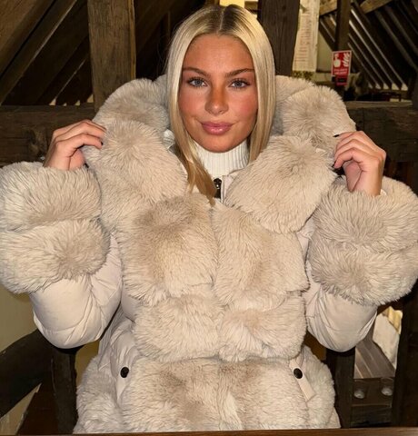 mollymercedes sexy star pics