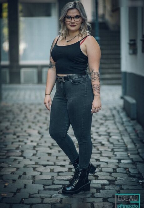 Kleinstadtvanni pornstar adult pic