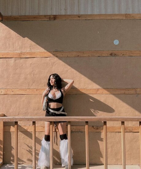 pretty ebony onlyfans top img