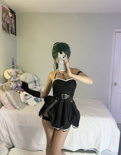 komocos model naked images