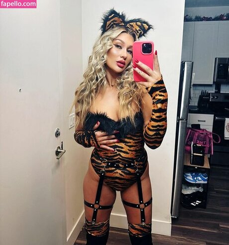 Izzi Dame nude pornstar images