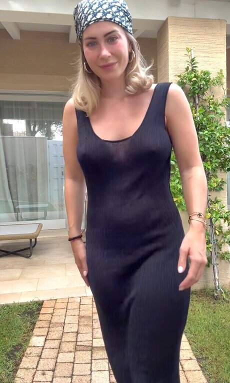 Mrs Bella naked model picture