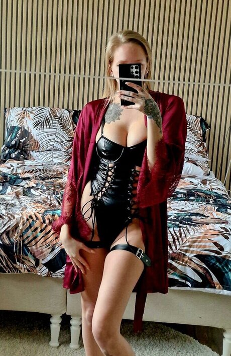 Yilvina model sexy photo