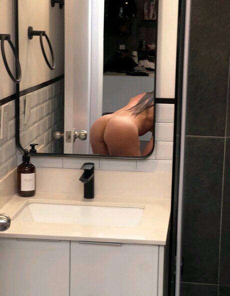 AryFitQueen hot pornstar img