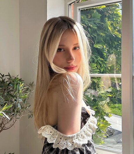 Kitty Mae model erotic img