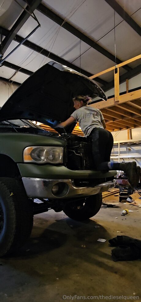 tiny onlyfans exclusive picture