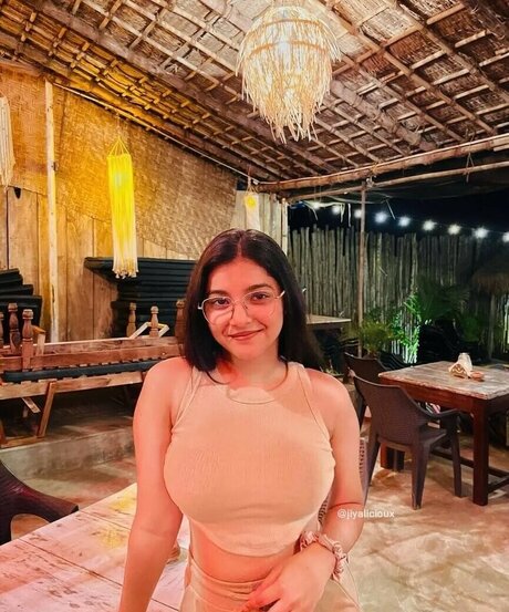 Jiyalicioux adult model img