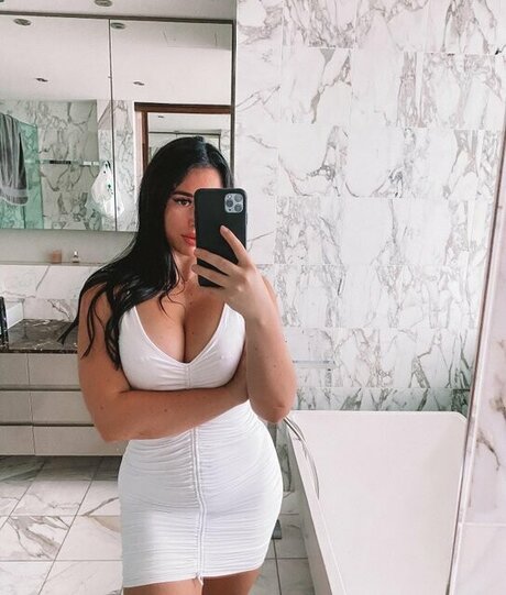 Izzy Davies hot pornstar photo