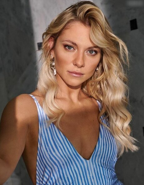 Cheyenne Pahde star pics