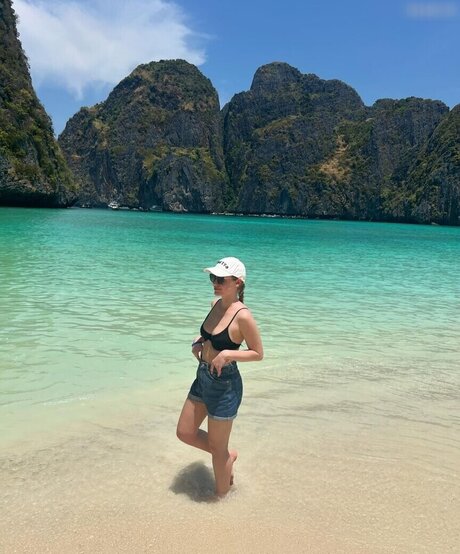 Nadine von relaxASMR model high quality pic