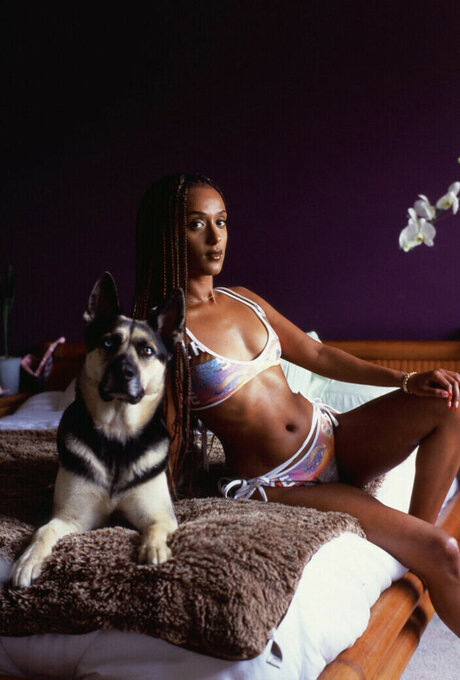 Honnete Bas model exclusive image