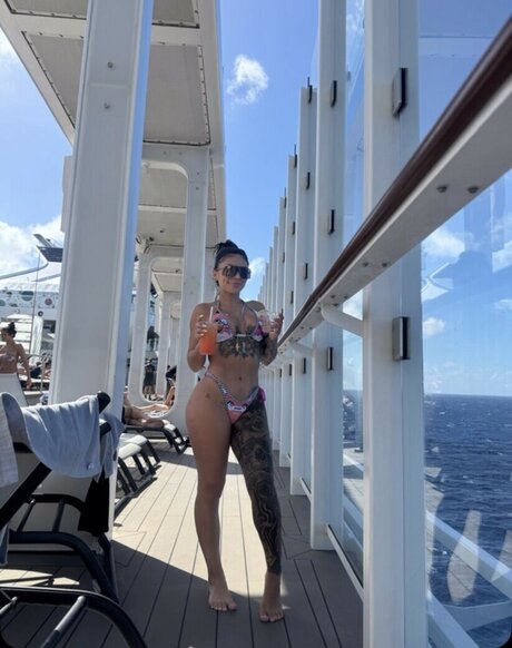 Breezy Foxx model nude picture