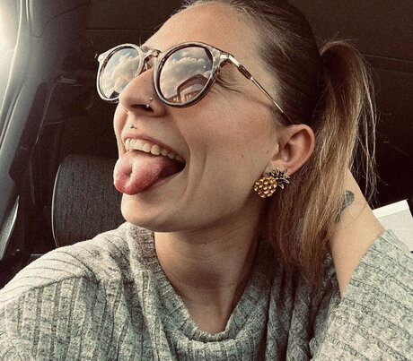 hi iam sara erotic star photo