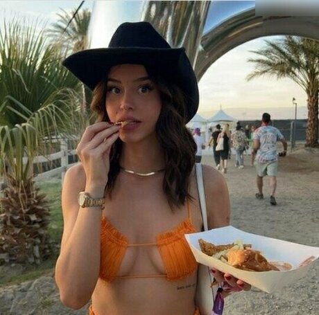 L a Elui model erotic img