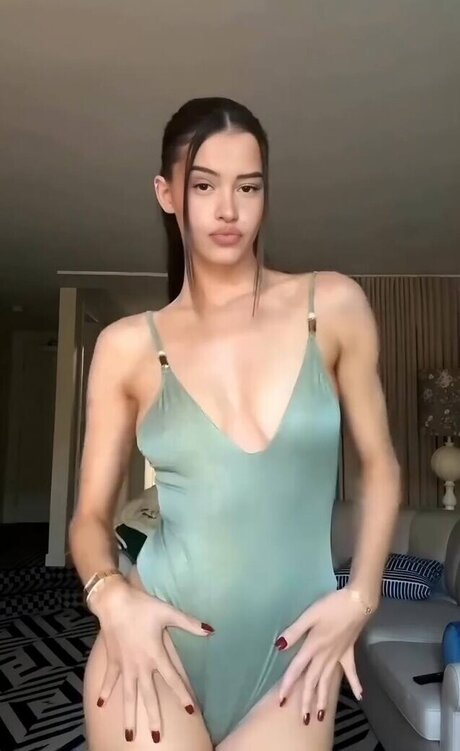 L a Elui naked model gallery