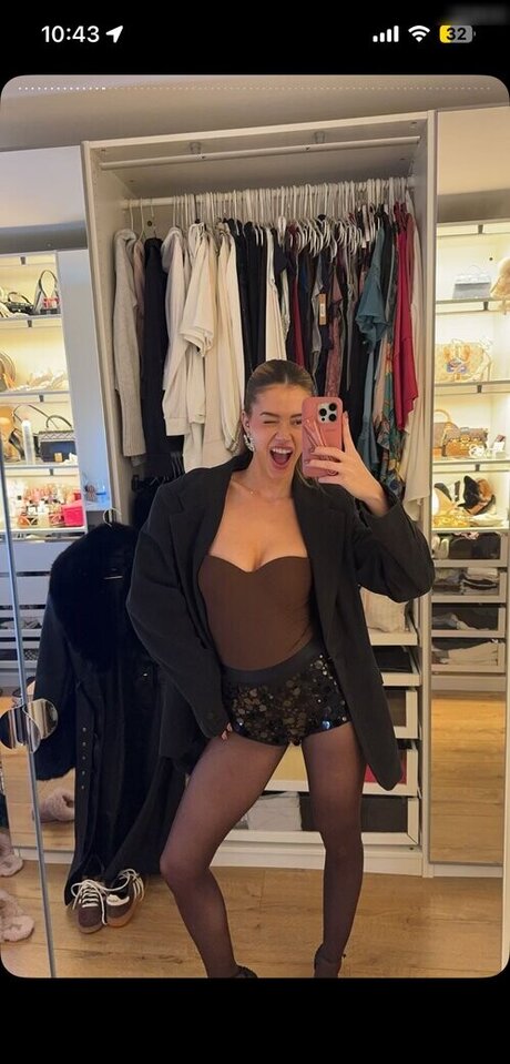 L a Elui pretty model pic