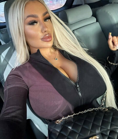 Corrinnadione model adult picture