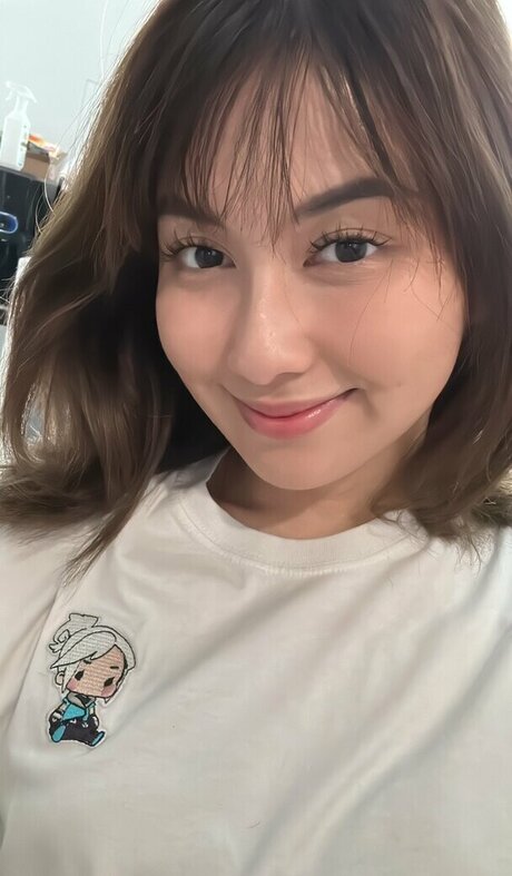 Swansage model sexy pic