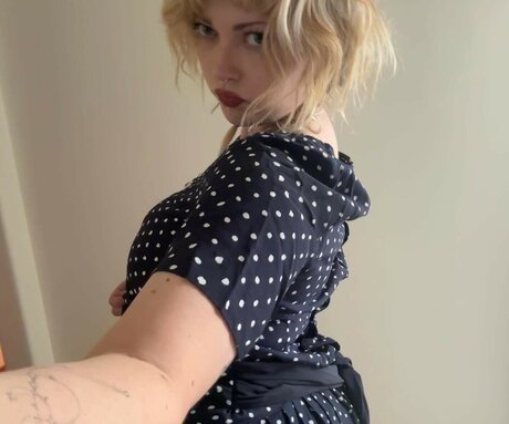 Violet Grohl model art galleries