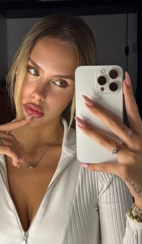 Elisa Pellegrino pretty actress pics